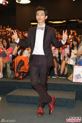 组图：炎亚纶李毓芬现身签书会 (炎亚纶遭讥整形关微博)