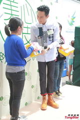 组图：张智霖英国过中秋 否认送名车给老婆