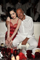 组图：脱衣舞娘助兴富商生日 裸身出浴大秀豪乳