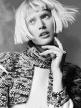 组图：小李90后超模女友性感大片 叼烟卷露大腿