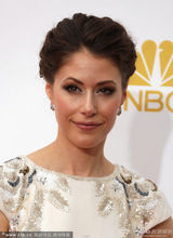 组图：阿曼达-克鲁优雅长裙亮相艾美红毯