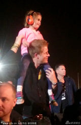 组图：哈里王子举哭泣女孩骑大马 跳舞哄其开心