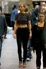 组图：詹妮弗-劳伦斯短发露蛮腰看绯闻男友唱歌