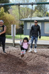 组图：姐姐粉衣开心荡秋千 新西兰湖畔秀光腿