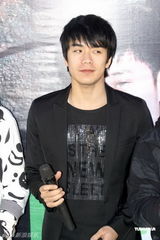 组图：苏打绿抵京签售万人围堵 主唱乖乖仔示人