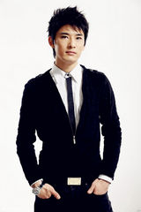 组图：宫正楠帅气时尚写真用镜头定格型男