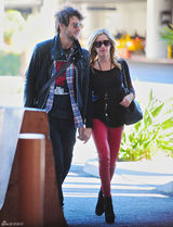 组图：阿什丽-提斯代尔和男友现身机场红裤抢眼