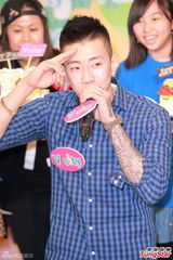 组图：朴宰范呼吁歌迷为海难祈祷 不知尼坤恋情