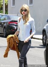 组图：泰勒-斯威夫特衬衫搭九分裤