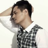 组图：边原新年写真阳光温润 帅气有型