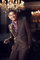 组图：任重最新杂志大片 迷人笑容尽显绅士风范