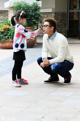 组图：田亮携女儿出游互喂冰激凌显温馨