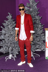 组图：比伯红西装亮相首映红毯 当众献吻妈咪