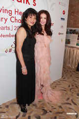 组图：温碧霞捐新EP做慈善 老公购买支持