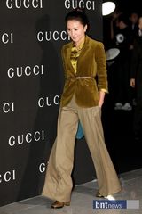 组图：韩彩英大红裙站台十足抢镜 申世京低胸性感