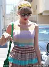 组图：泰勒-斯威夫特彩虹裙出街 红唇美肌玩转撞色