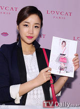 组图：韩星尹真怡白连衣裙粉红包包打造潮味