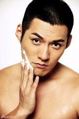 组图：严宽俏皮帅气代言 大片湿身诱惑