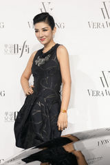 组图：黄奕经典小黑裙别致妩媚 谈心中完美婚纱