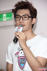 组图：炎亚纶亮相公益活动 戴黑框眼镜显斯文