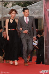 组图：方皓文金像奖红毯黑裙保守 不露事业线