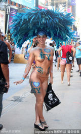 组图：美国内衣节街头狂欢 阿曼达妮可裸上身
