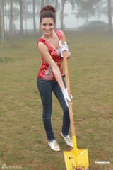 组图：亚姐植树俯身泄春光 争吃木瓜盼身材有料