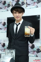 组图：罗文裕发行新专辑《苦甜人生》扮绅士