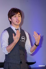 组图：陈柏霖视频聊天维系感情 工作中过白色情人节