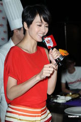 组图：梁咏琪秀厨艺 曝与老公品红酒