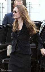 组图：安吉丽娜-朱莉现身变身黑色控 步伐轻盈