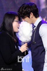 组图：韩星孙浩英迎34岁生日 与粉丝同庆祝