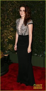 组图：斯图尔特亮相红毯 卷发烟熏妆慵懒十足