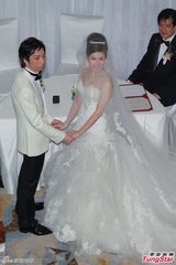 组图：张美妮穿传统裙褂出嫁 新郎深情热吻