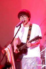 幻灯：卢广仲香港个唱尾场落幕 出席庆功宴兴奋难掩