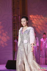 组图：亚姐大中华赛区泳衣秀 爆乳美腿一览无余