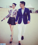 组图：周迅与男友高圣远牵手亮相 幸福恩爱