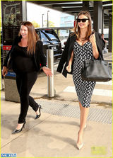 组图：贴心好闺蜜!米兰达潮装陪怀孕好友做检查