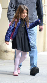 组图：小苏瑞黑连衣裙配搭白丝袜 对时尚有主张