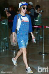 组图：少女时代赴日现身机场 休闲便衣美丽无敌