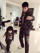 陆毅贝儿萌照神同步 同穿迷彩服化身酷帅父女组