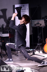 组图：郑俊英新专辑首秀 圆框眼镜卖萌搞笑