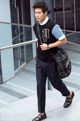 组图：高云翔街拍时尚穿搭 完美身材驾驭自如