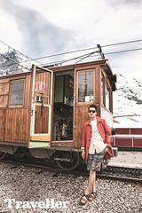 组图：演员朱相昱拍写真 展浪漫休闲气息