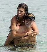 组图：女主播比基尼豪放露点 胸部浑圆肉贴男友