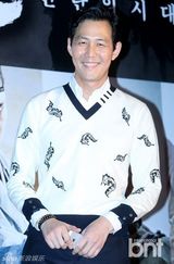 组图：韩星河智苑出席试映会 短裙露粗腿