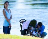 组图：前阿汤嫂挺大肚现身片场 穿休闲装变慈母