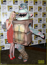 组图：艾丽-范宁穿花朵裙甜美现身 另类眼妆如小精灵