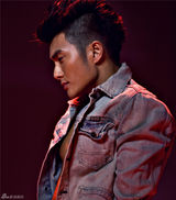 组图：沈泰牛仔硬汉写真展雅痞风