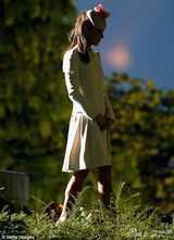 组图：威廉王子出席纪念活动 凯特王妃露甜笑